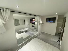 Luxurious high spec 1 bedroom apartment in London